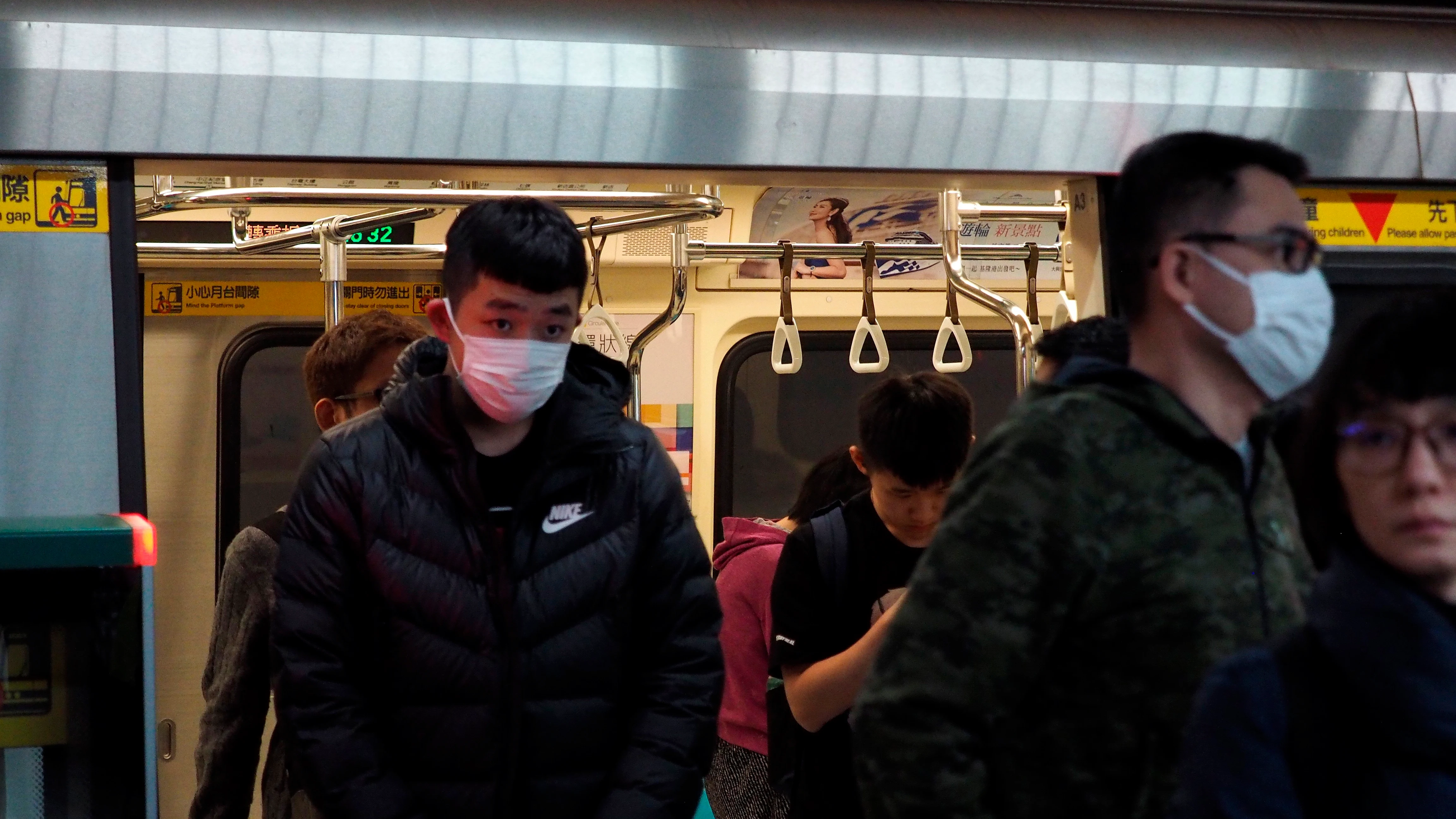 Ciudadanos chinos saliendo con mascarilla del metro