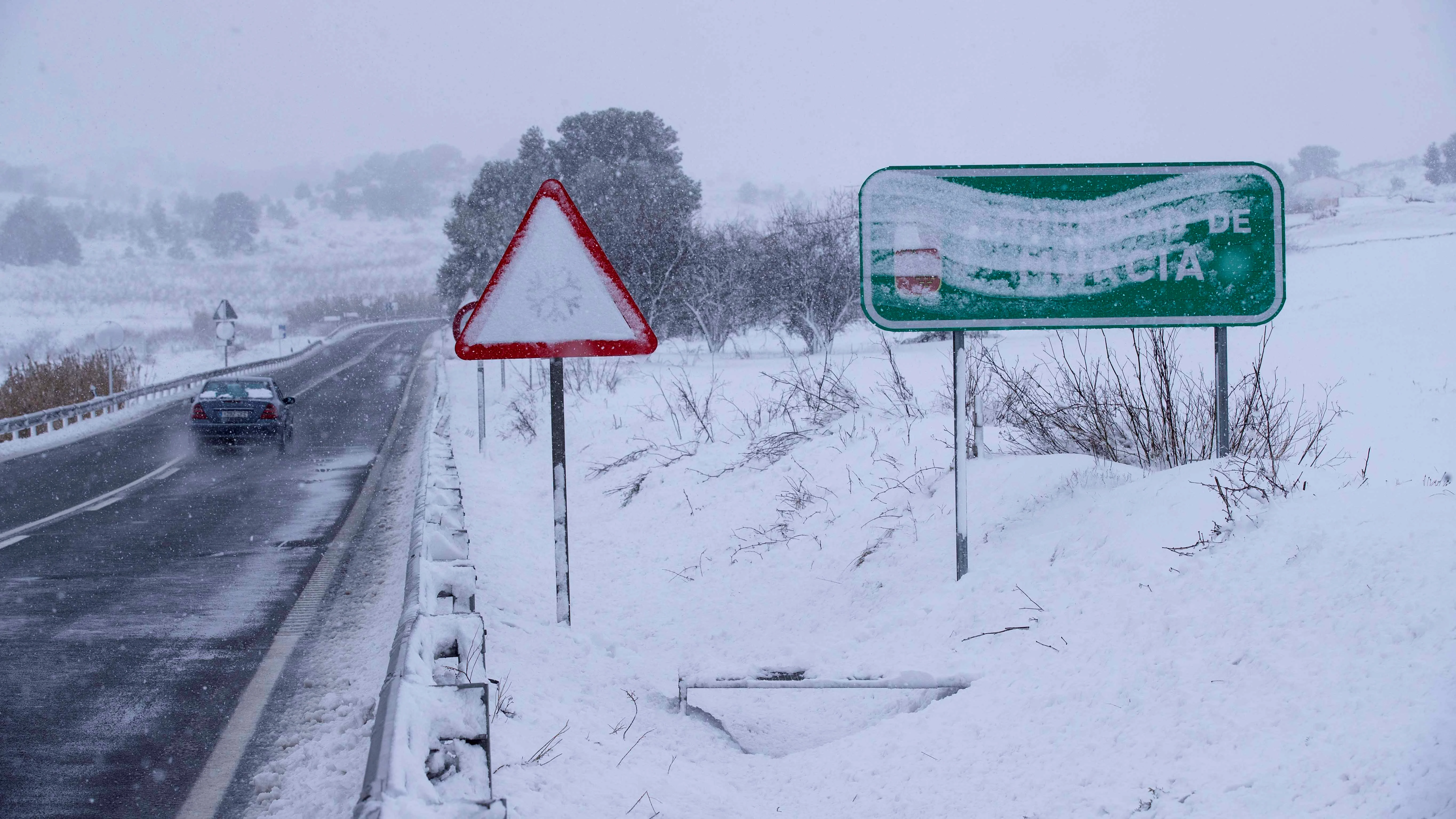 Un vehículo circula por la carretera N-344 en el límite de Murcia y Albacete