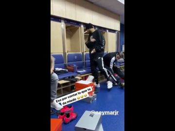 El mayor miedo de Neymar se hace realidad: una serpiente en su taquilla El mayor miedo de Neymar se hace realidad: una serpiente en su taquilla