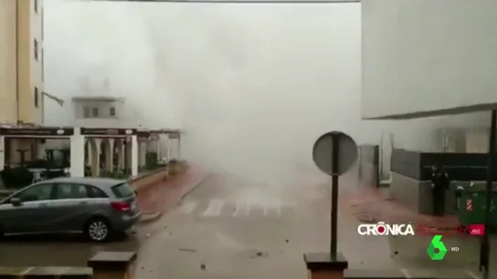 Una ola más alta que los edificios golpea Portocolom Una ola más alta que los edificios golpea Portocolom