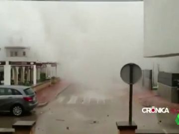 Una ola más alta que los edificios golpea Portocolom Una ola más alta que los edificios golpea Portocolom