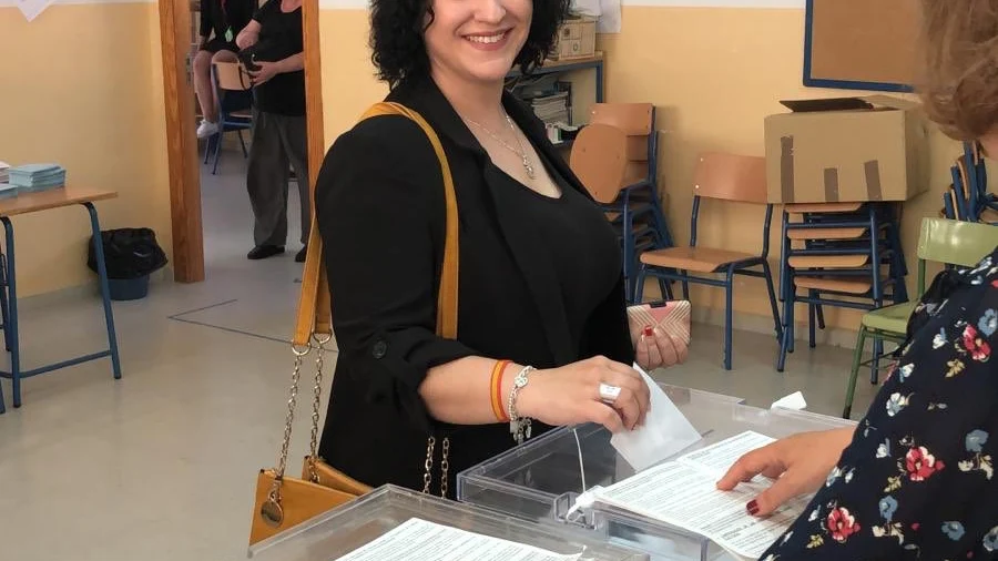 Luz Belinda Rodríguez Fernández votando en las elecciones autonómicas del 26 de mayo