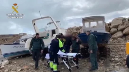 El hombre fue auxiliado por agentes y los servicios de emergencia El hombre fue auxiliado por agentes y los servicios de emergencia
