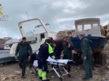 El hombre fue auxiliado por agentes y los servicios de emergencia El hombre fue auxiliado por agentes y los servicios de emergencia