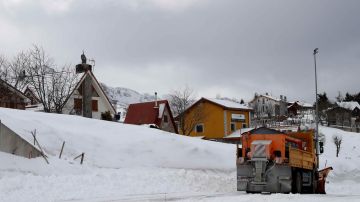  El aspecto de la localidad asturiana de La Raya el lunes tras caer una fuerte nevada