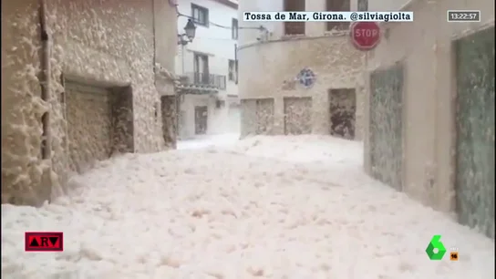 La espuma de mar invade las calles de Tossa de Mar, Girona La espuma de mar invade las calles de Tossa de Mar, Girona