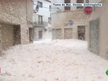 La espuma de mar invade las calles de Tossa de Mar, Girona La espuma de mar invade las calles de Tossa de Mar, Girona
