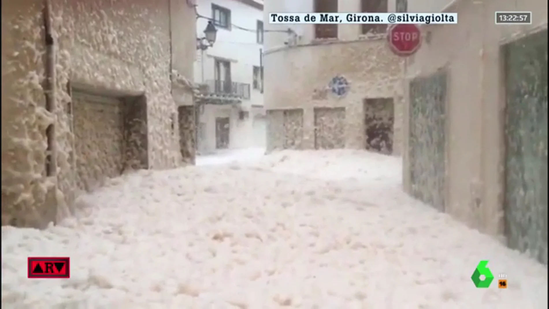 La espuma de mar invade las calles de Tossa de Mar, Girona