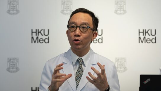 Gabriel M. Leung, doctor en Salud P&uacute;blica, dando detalles sobre la epidemia