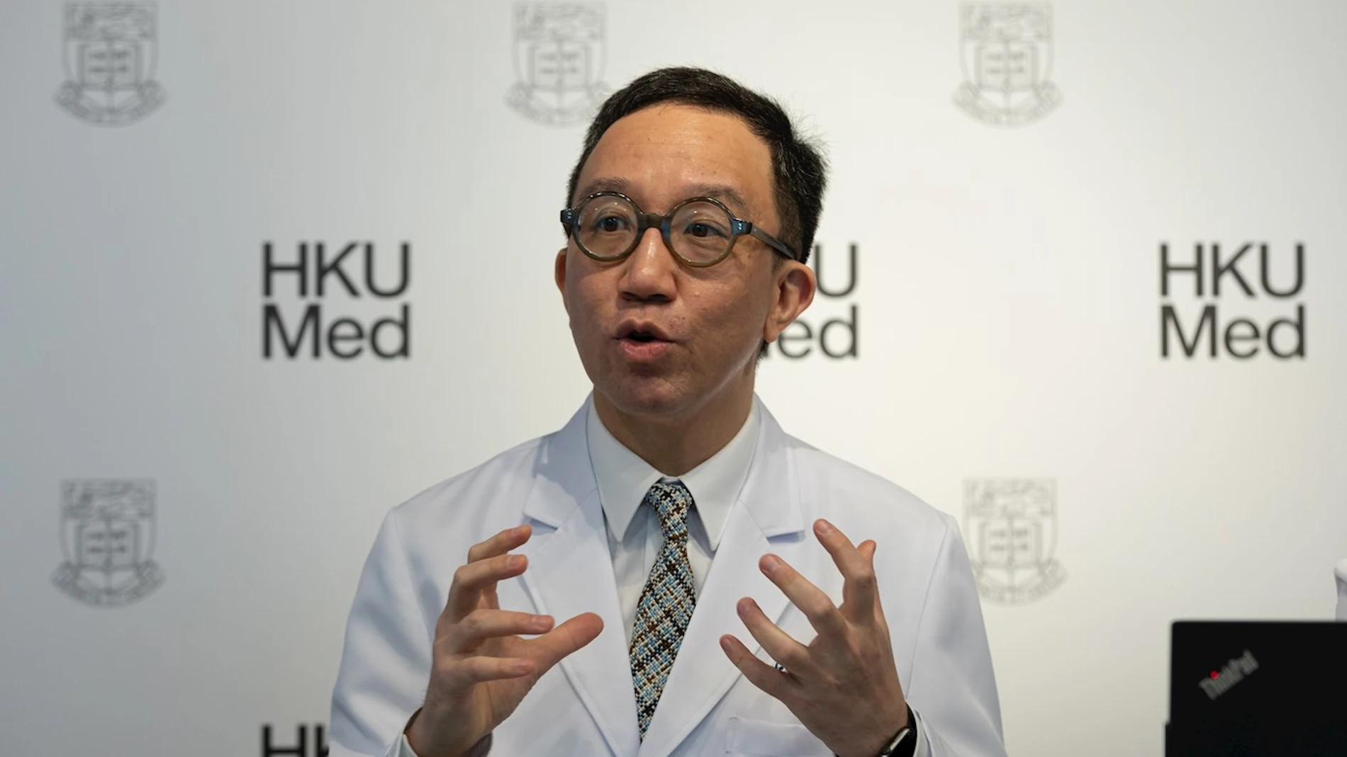 Gabriel M. Leung, doctor en Salud Pública, dando detalles sobre la epidemia