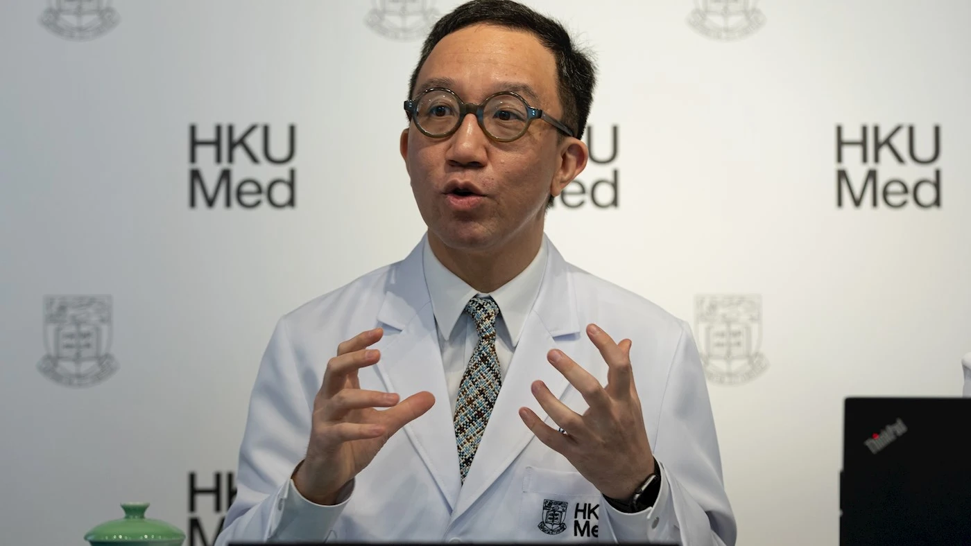 Gabriel M. Leung, doctor en Salud Pública, dando detalles sobre la epidemia Gabriel M. Leung, doctor en Salud Pública, dando detalles sobre la epidemia