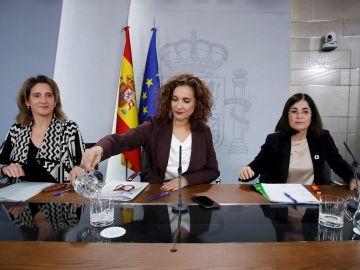 María Jesús Montero, Teresa Ribera y Carolina Darias durante la rueda de prensa posterior al Consejo de Ministros