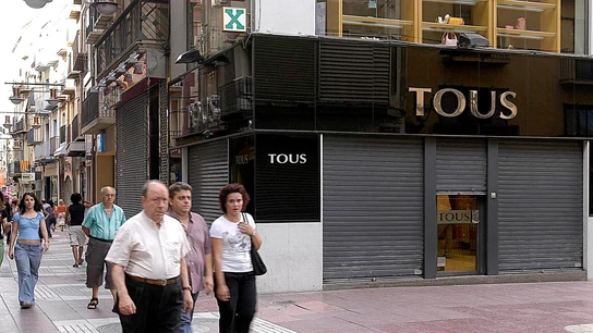 Unos viandantes pasan por delante de una joyería Tous en Lérida Unos viandantes pasan por delante de una joyería Tous en Lérida