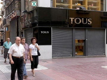 Unos viandantes pasan por delante de una joyería Tous en Lérida Unos viandantes pasan por delante de una joyería Tous en Lérida