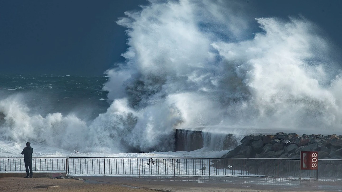 Un hombre mira las olas romper en una playa de Cataluña durante la borrasca Gloria Un hombre mira las olas romper en una playa de Cataluña durante la borrasca Gloria
