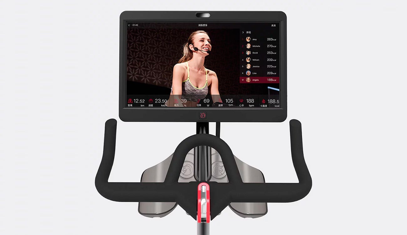 La enorme pantalla de esta bicicleta estática