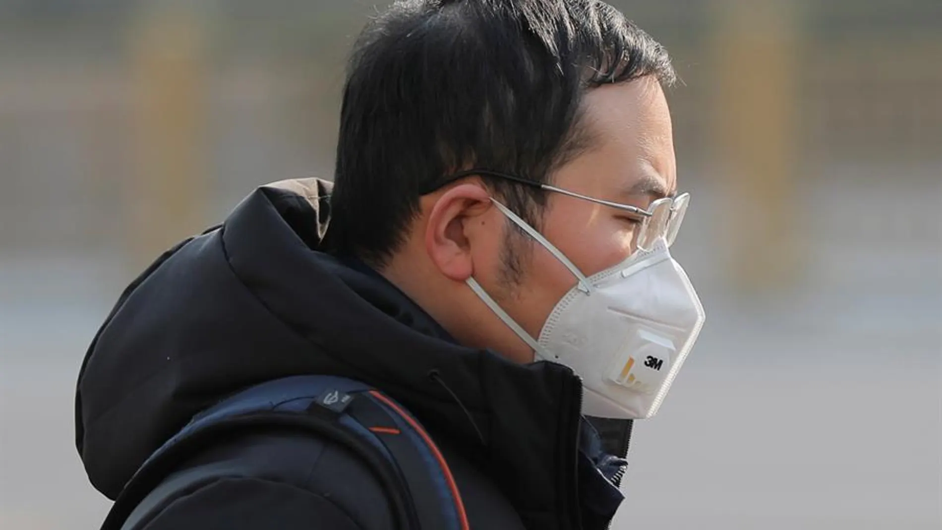 Un ciudadano chino con una mascarilla en Pekín