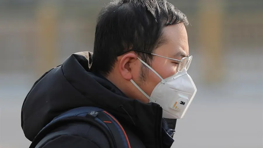 Un ciudadano chino con una mascarilla en Pekín