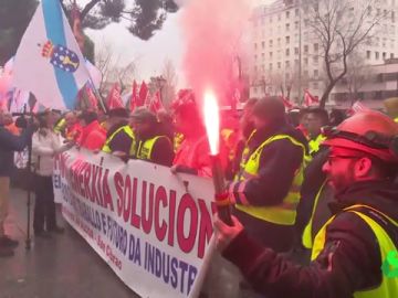Los trabajadores de Alcoa exigen medidas para salvar la planta de San Cibrao frente a las puertas del Congreso Los trabajadores de Alcoa exigen medidas para salvar la planta de San Cibrao frente a las puertas del Congreso