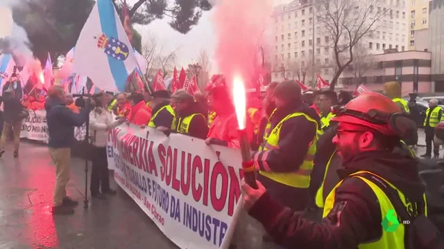 Los trabajadores de Alcoa exigen medidas para salvar la planta de San Cibrao frente a las puertas del Congreso