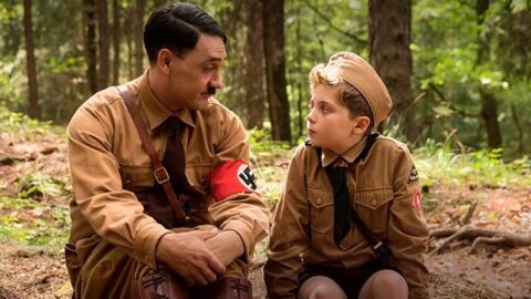 Johannes conversa con Adolf Hitler, su amigo invisible, en un momento de la película Johannes conversa con Adolf Hitler, su amigo invisible, en un momento de la película