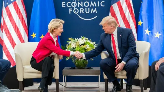 Donald Trump junto a Ursula von der Leyen