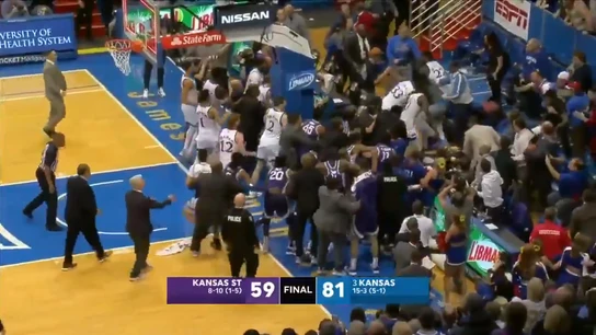 Pelea en un partido de la NCAA Pelea en un partido de la NCAA