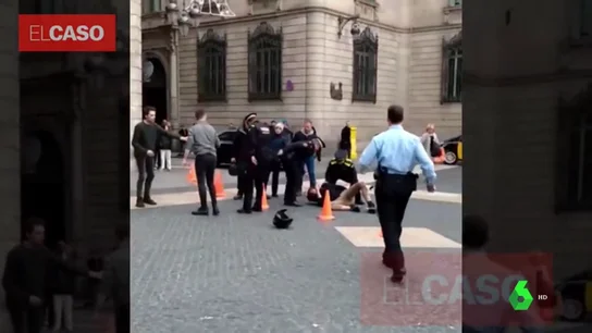 Detenido un hombre tras apuñalar a otro en plena calle de Barcelona Detenido un hombre tras apuñalar a otro en plena calle de Barcelona