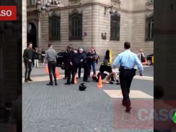 Detenido un hombre tras apuñalar a otro en plena calle de Barcelona Detenido un hombre tras apuñalar a otro en plena calle de Barcelona