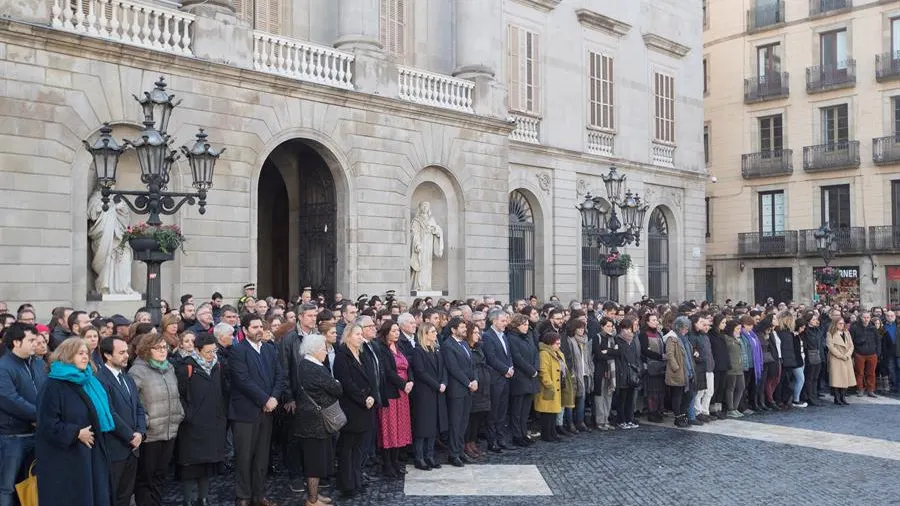 Los trabajadores del Ayuntamiento de Barcelona guardan un minuto de silencio por la muerte ayer del periodista del Ayuntamiento David Caminada,