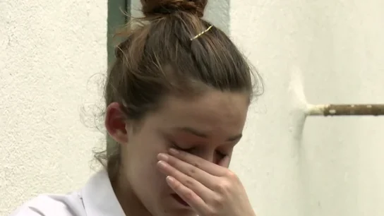 La camarera rompe a llorar sobrepasada por la situación: "Estoy hasta los cojones de todo. Seré joven pero tengo cabeza" La camarera rompe a llorar sobrepasada por la situación: "Estoy hasta los cojones de todo. Seré joven pero tengo cabeza"