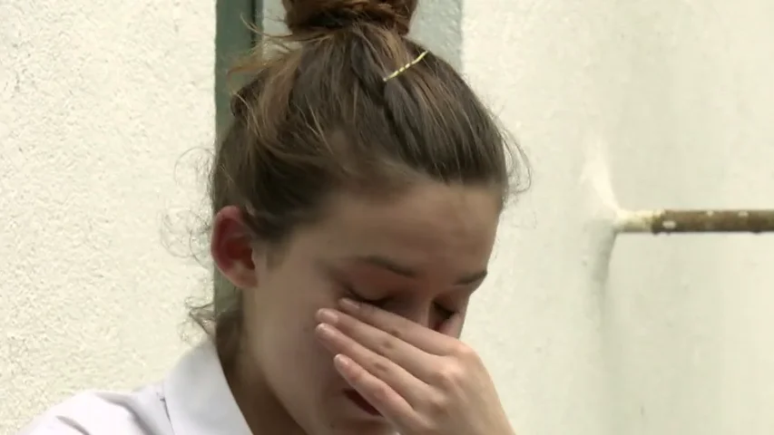 La camarera rompe a llorar sobrepasada por la situación: "Estoy hasta los cojones de todo. Seré joven pero tengo cabeza"