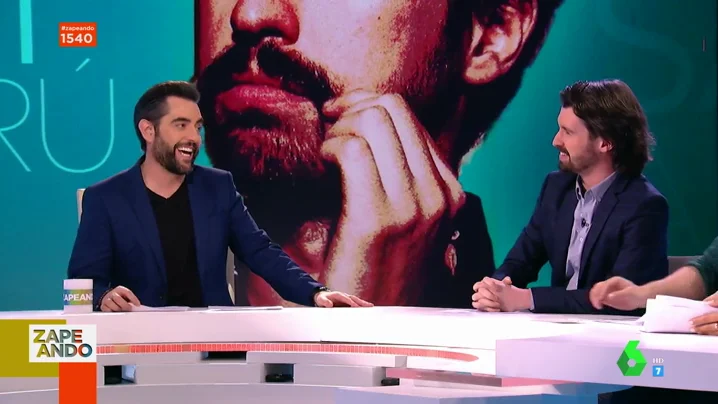 El inesperado dardo de Dani Mateo a Santi Alverú: "Que tengas la actitud de entrar así siendo el último mono de Zapeando..." El inesperado dardo de Dani Mateo a Santi Alverú: "Que tengas la actitud de entrar así siendo el último mono de Zapeando..."
