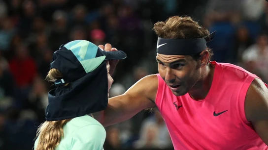 Rafa Nadal, junto a una pequeña recogepelotas Rafa Nadal, junto a una pequeña recogepelotas