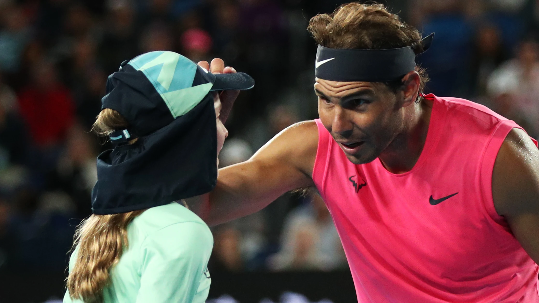 Rafa Nadal, junto a una pequeña recogepelotas