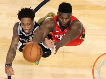 Zion Williamson gana el rebote a DeMar DeRozan Zion Williamson gana el rebote a DeMar DeRozan