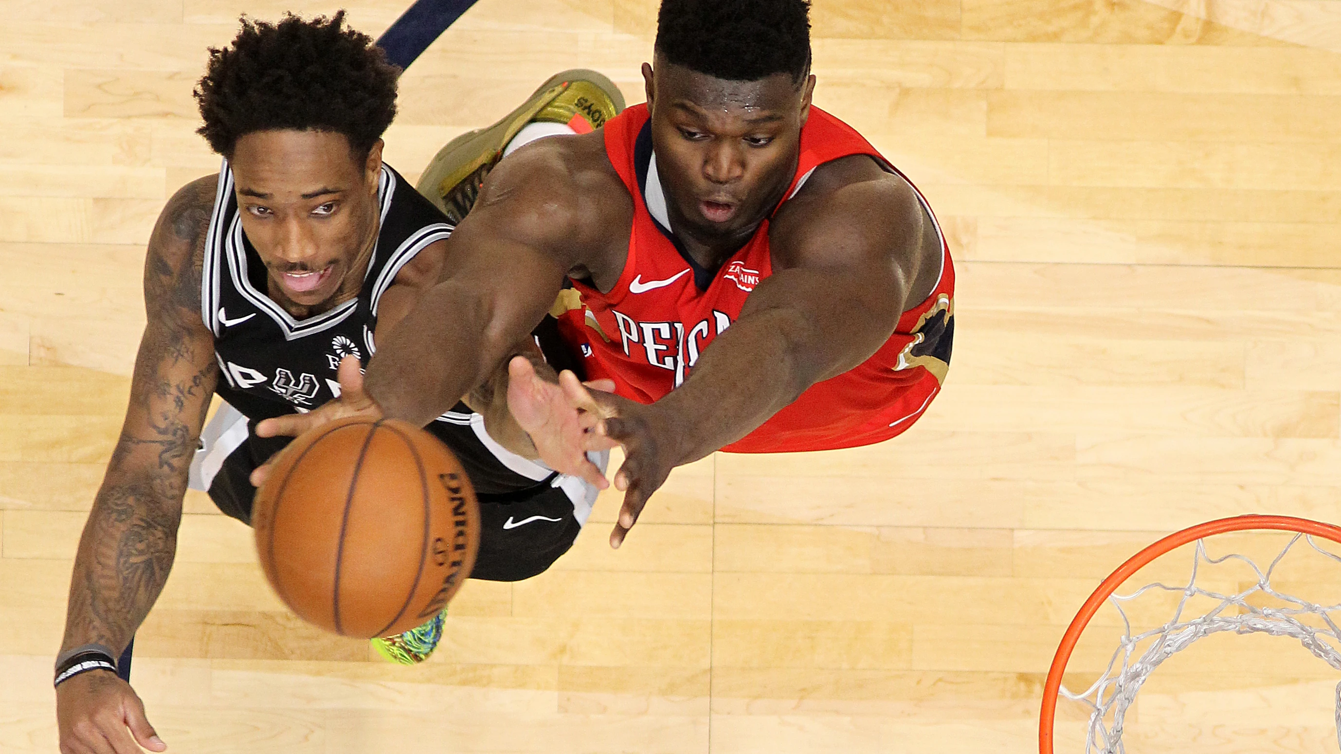 Zion Williamson gana el rebote a DeMar DeRozan