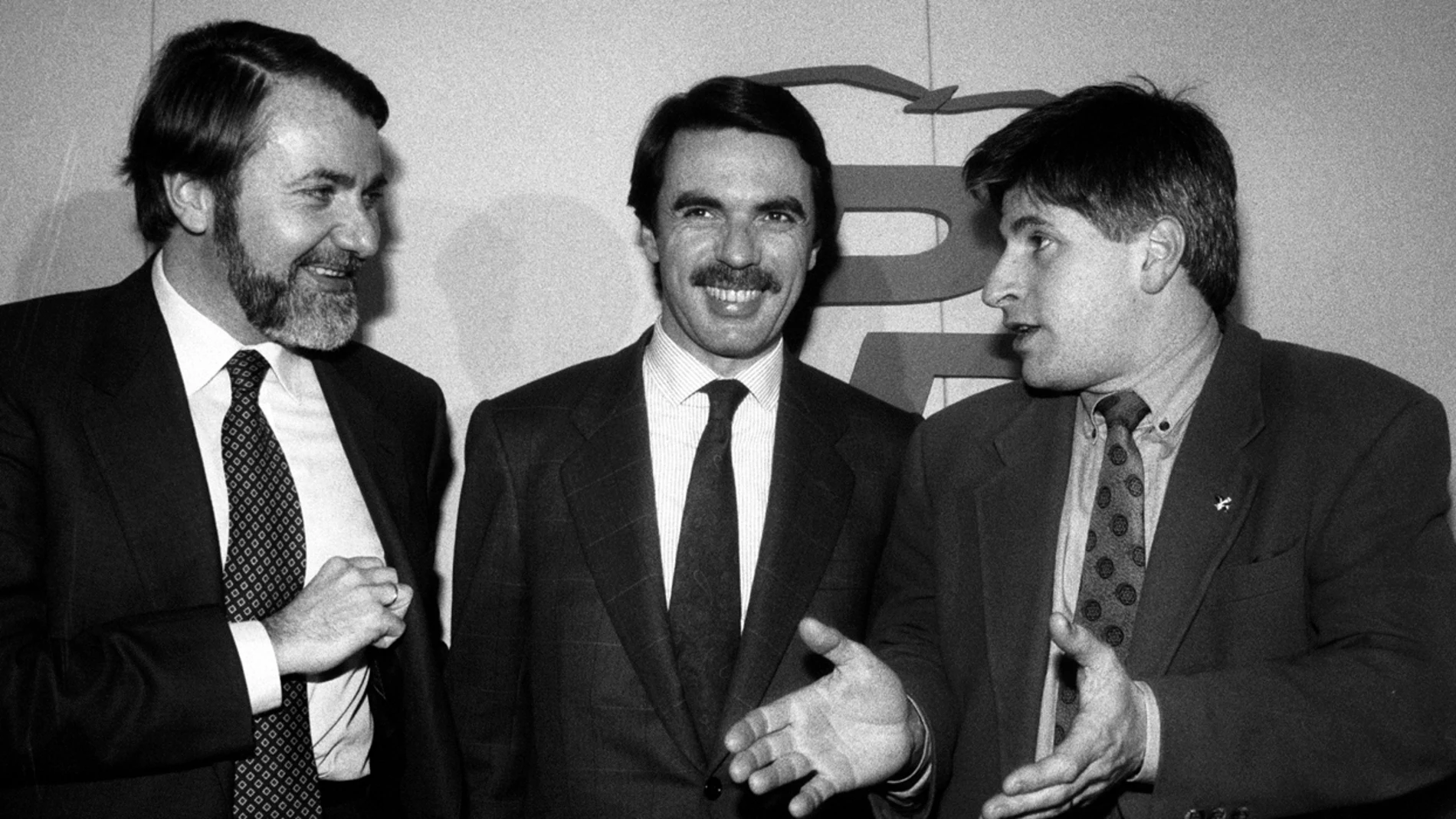 Fotografía de archivo, tomada el 19 de enero de 1995, de Gregorio Ordóñez, junto al entonces presidente del PP, José Maria Aznar,  y el representante en el País Vasco, Jaime Mayor Oreja