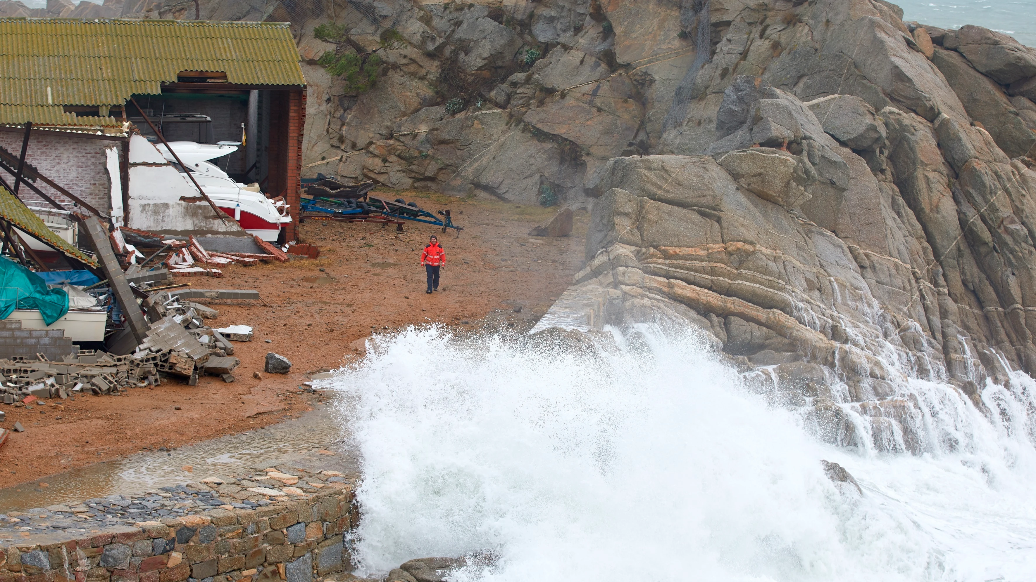 Aspecto del puerto de Palamós gravemente afectado por la borrasca