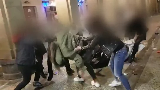 Las imágenes de una multitudinaria pelea en Donostia tras la fiesta de San Sebastián Las imágenes de una multitudinaria pelea en Donostia tras la fiesta de San Sebastián