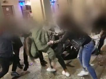 Las imágenes de una multitudinaria pelea en Donostia tras la fiesta de San Sebastián Las imágenes de una multitudinaria pelea en Donostia tras la fiesta de San Sebastián