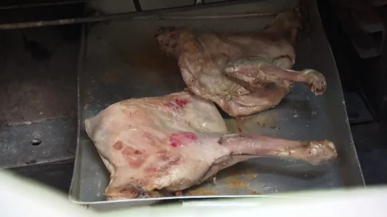 Un cordero en mal estado alerta a Chicote en la cocina: "¿Soy yo o hay algo aquí que huele así como fuerte?" Un cordero en mal estado alerta a Chicote en la cocina: "¿Soy yo o hay algo aquí que huele así como fuerte?"