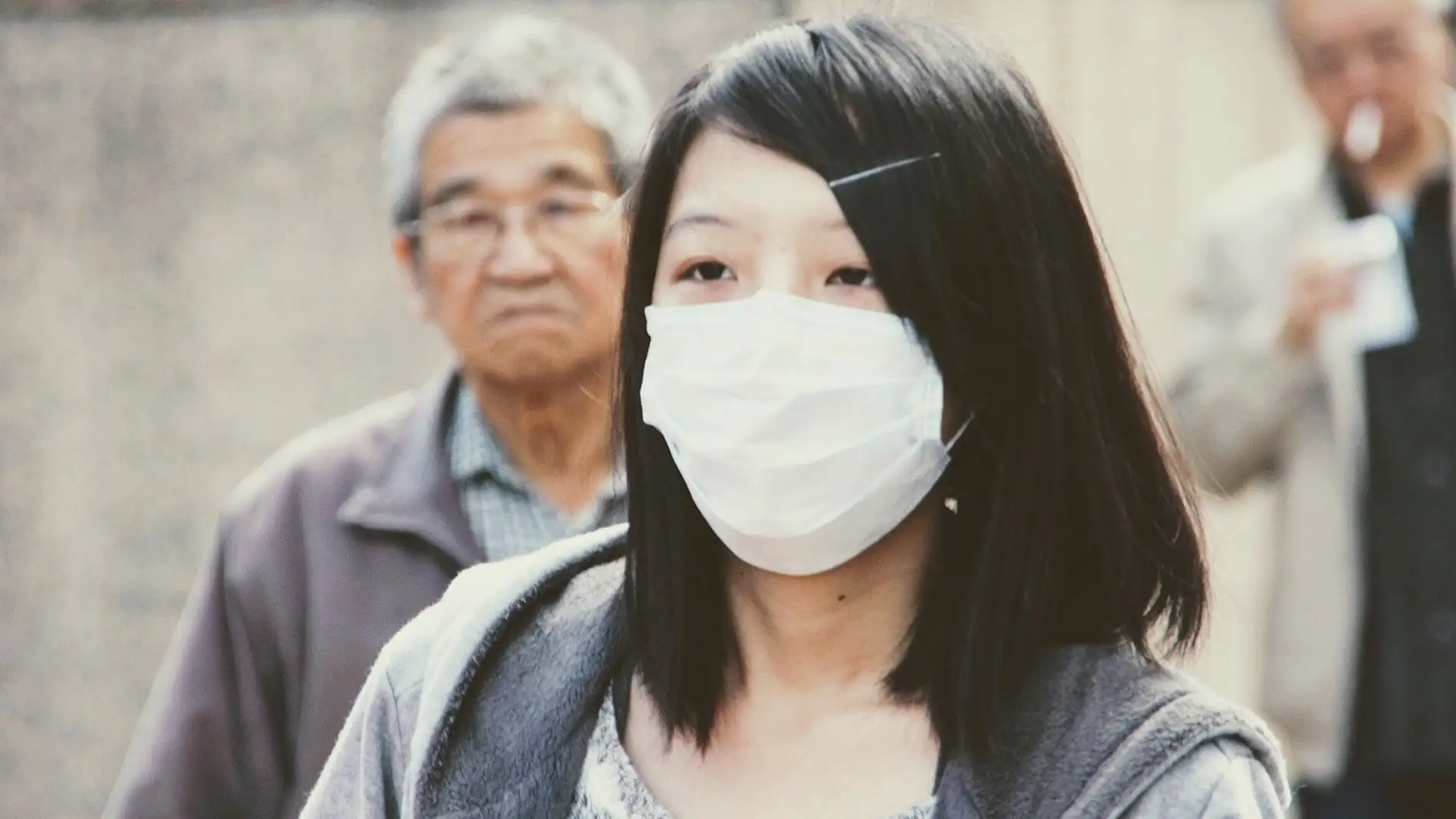 mujer con mascarilla de protección frente al sars