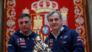 Carlos Sainz y Lucas Cruz tras ganar el Dakar 2020