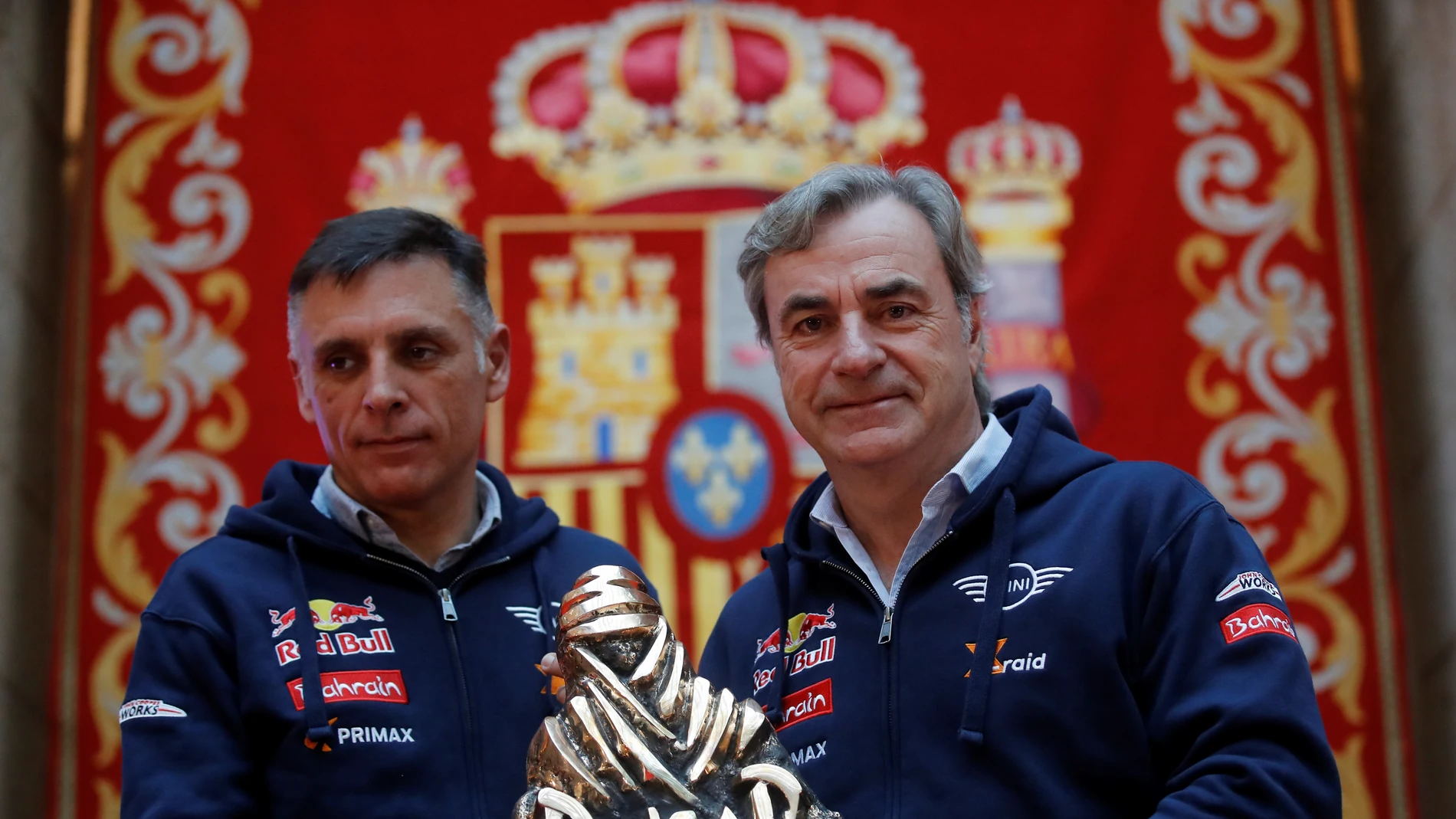 Carlos Sainz y Lucas Cruz tras ganar el Dakar 2020