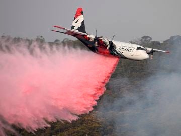 Imagen de un avión cisterna en los incendios de Australia Imagen de un avión cisterna en los incendios de Australia