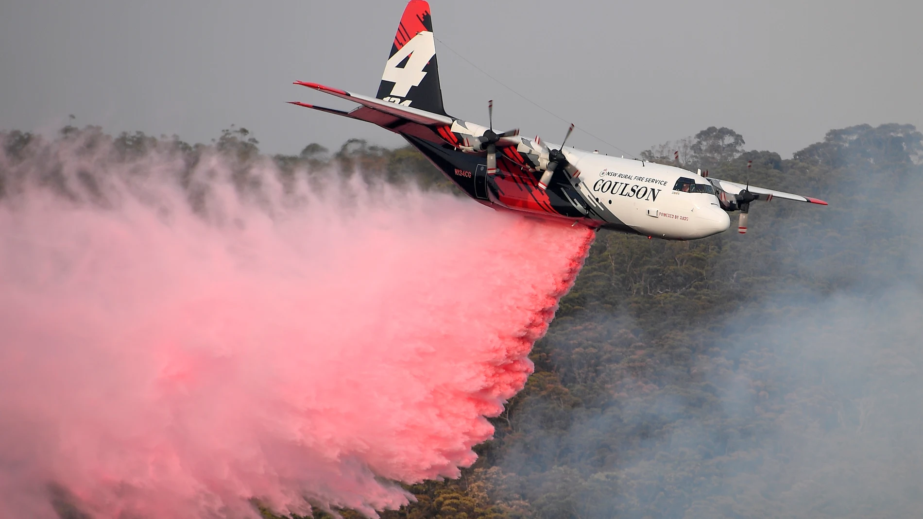 Imagen de un avión cisterna en los incendios de Australia