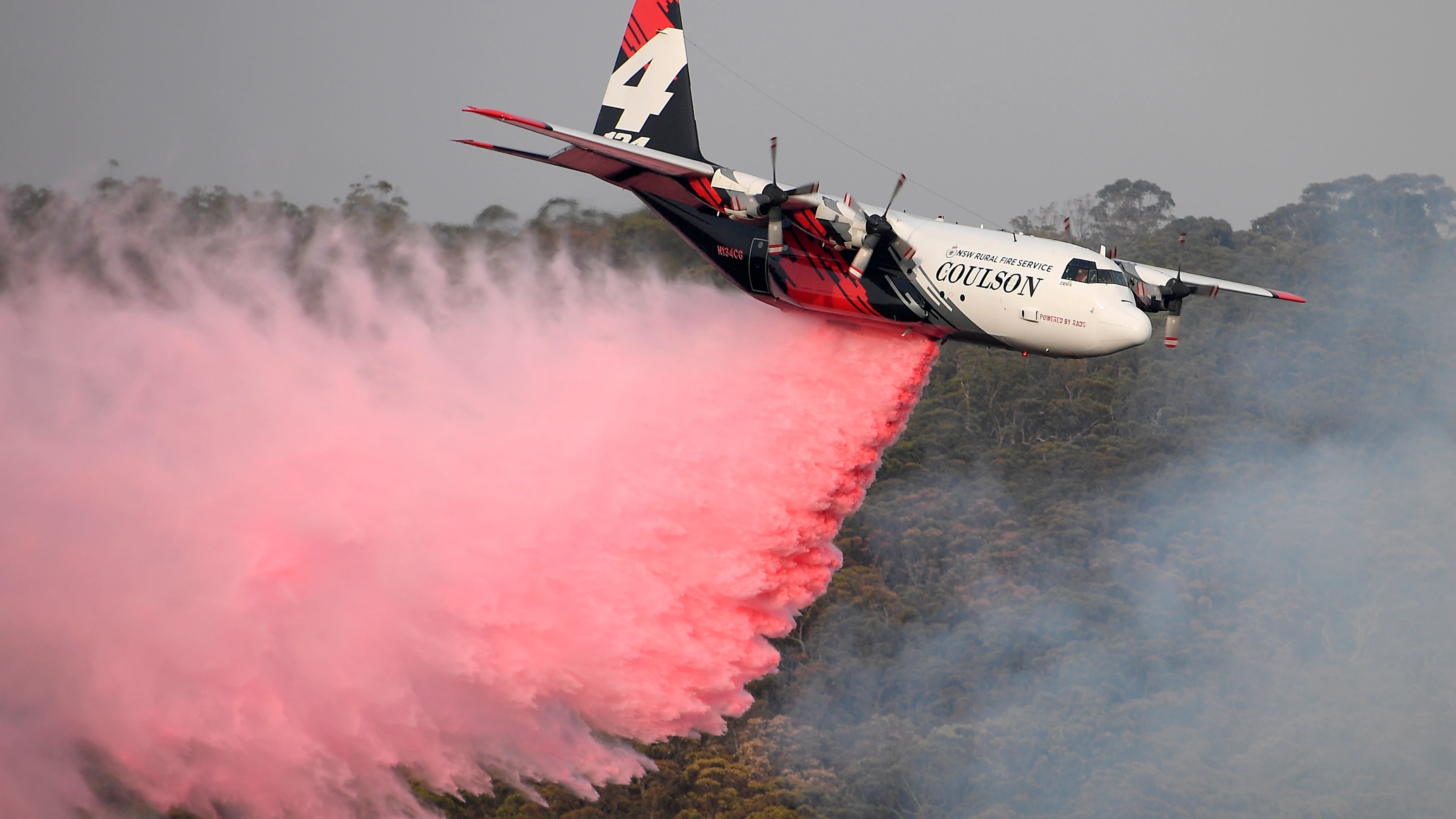 Imagen de un avión cisterna en los incendios de Australia