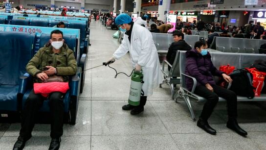 China intenta controlar el peor brote de coronavirus desde el inicio de la pandemia en Wuham