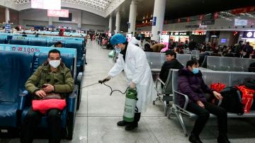 China intenta controlar el peor brote de coronavirus desde el inicio de la pandemia en Wuham
